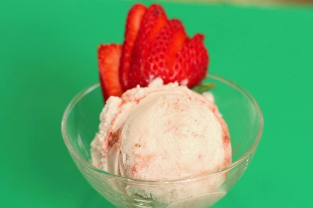 strawberry-chipotle-ice-cream