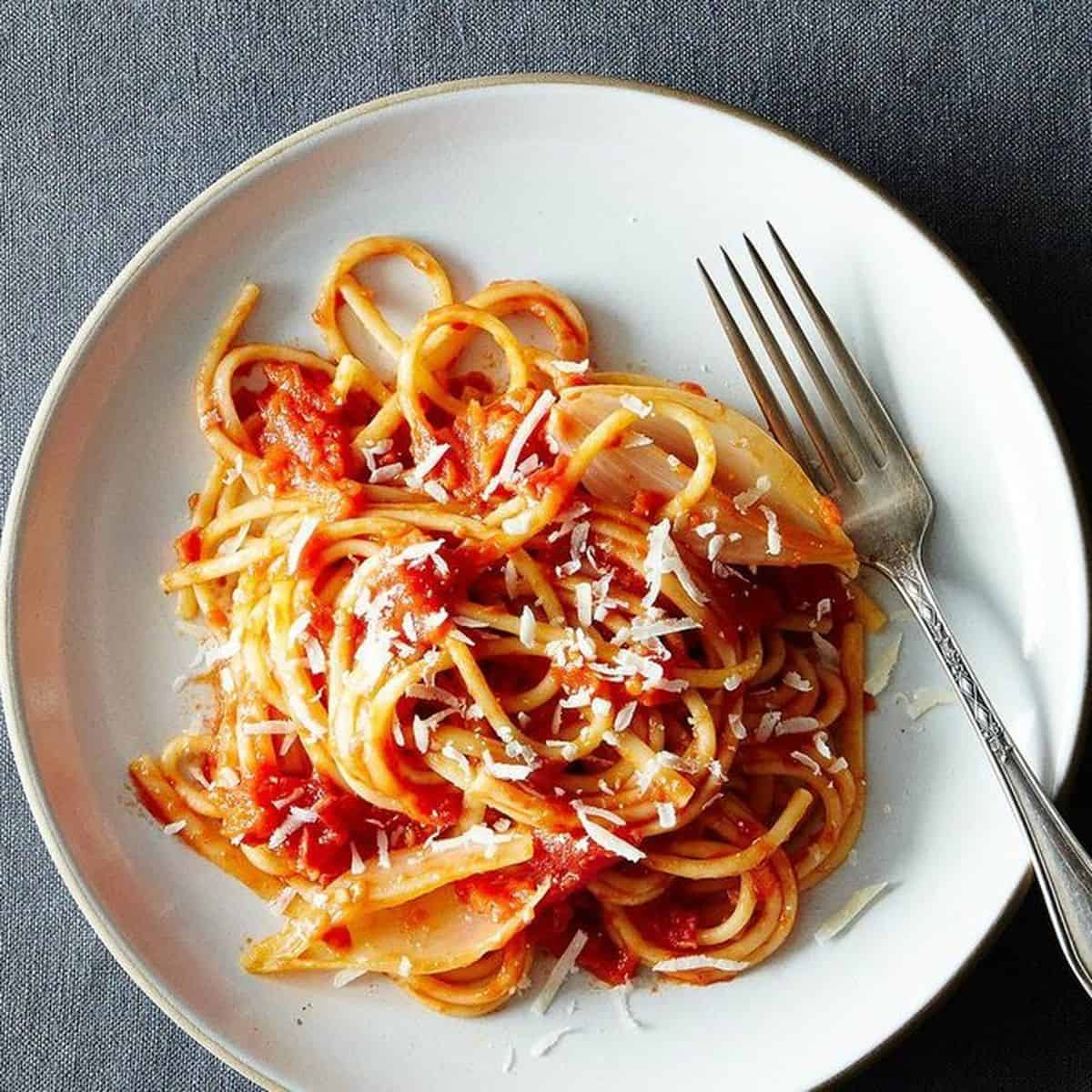 Лапша с томатами. Спагетти арселле. Спагетти неаполитано. Спагетти в томатном соусе. Спагетти с томатами.