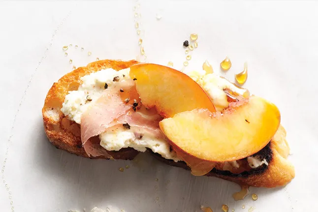 peach prosciutto ricotta crostini 646