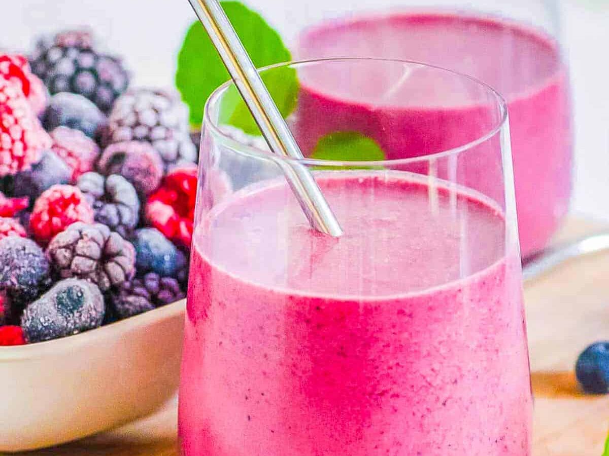 healthy mixed berry smoothie
