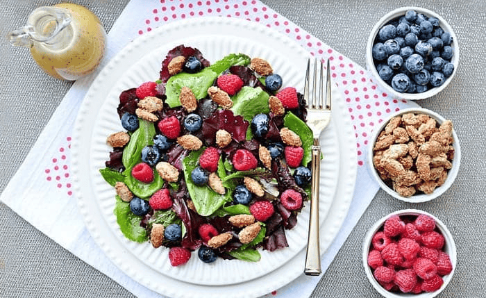 31825 spring salad with berries and candied walnuts