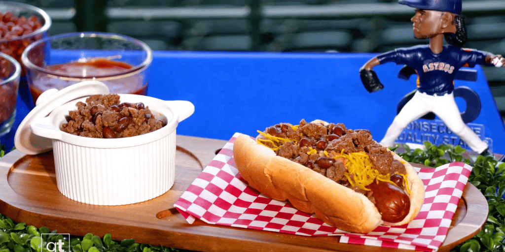 s9e1 goyas chili dog